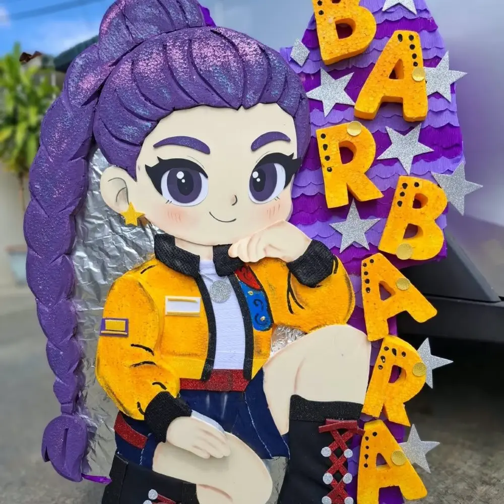 Piñata personalizada con nombre elaborada por Cornelia