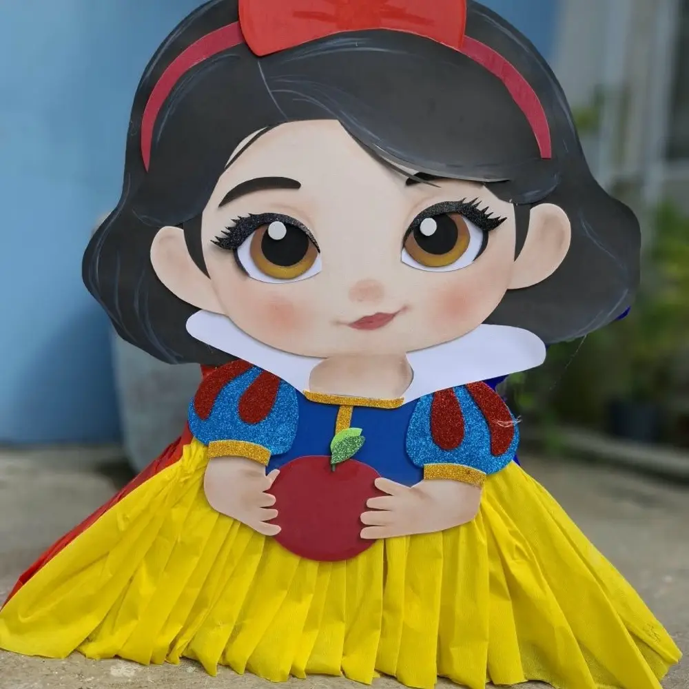 Piñata personalizada de Blancanieves elaborada por Cornelia
