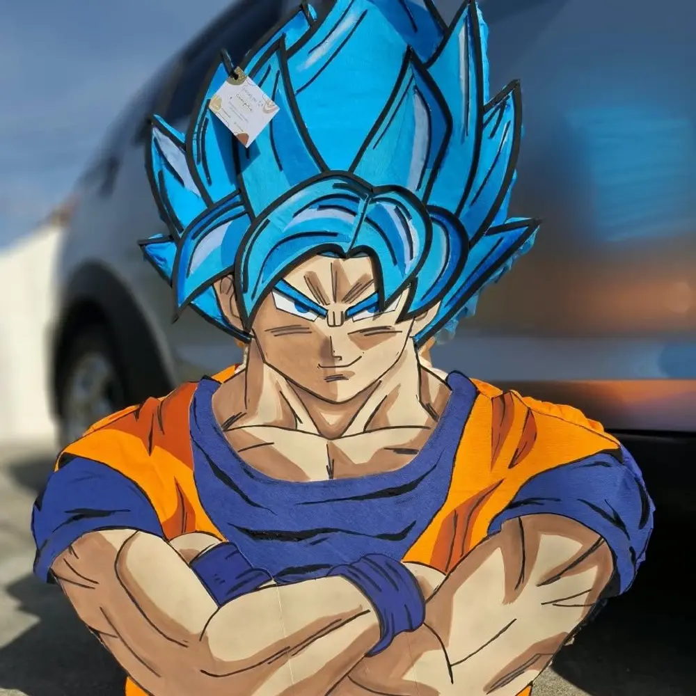 Piñata personalizada de Goku elaborada por Cornelia