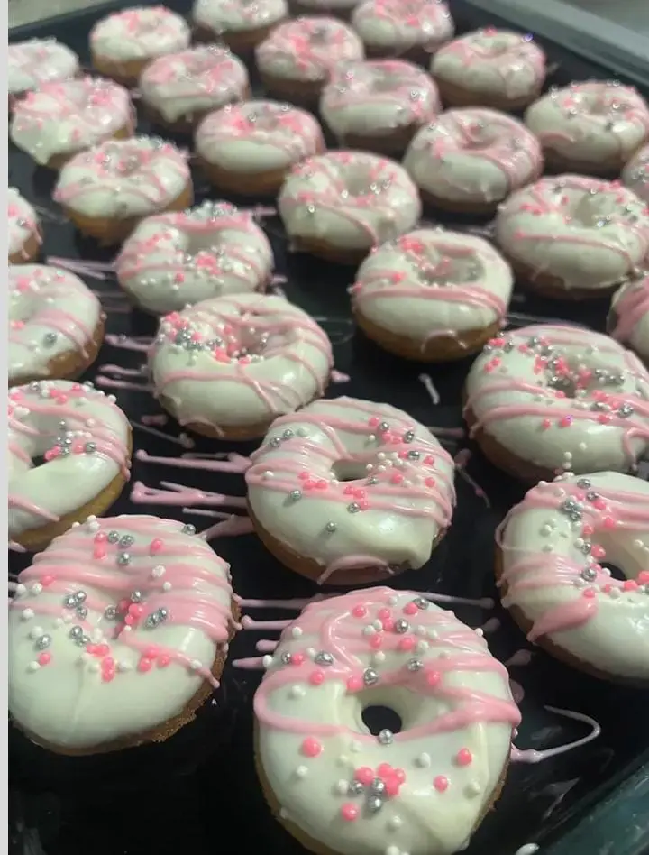 Mini donas decoradas elaboradas por Mashsweetdolce